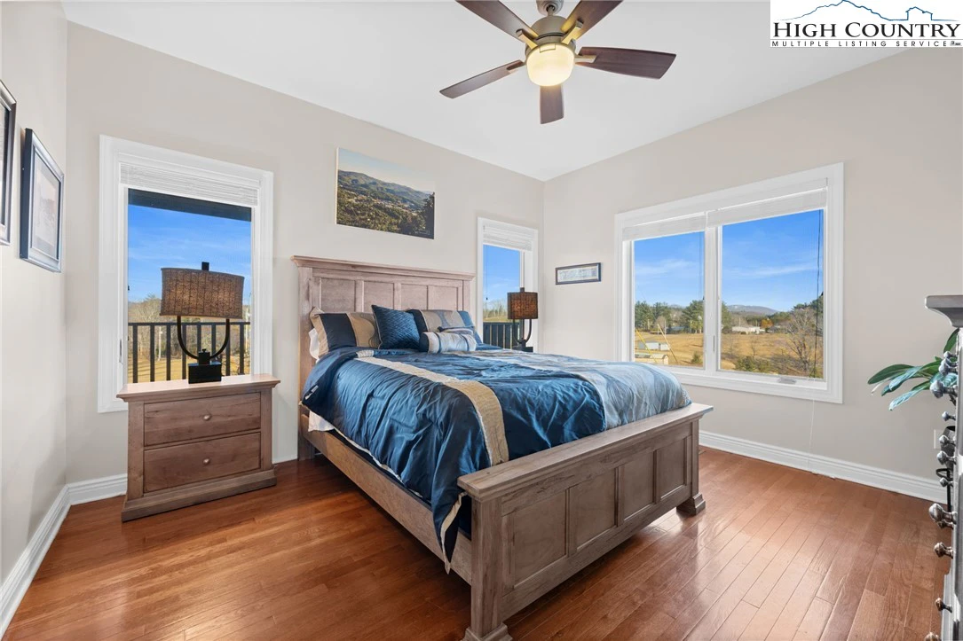 Image number 4 for the current listing
