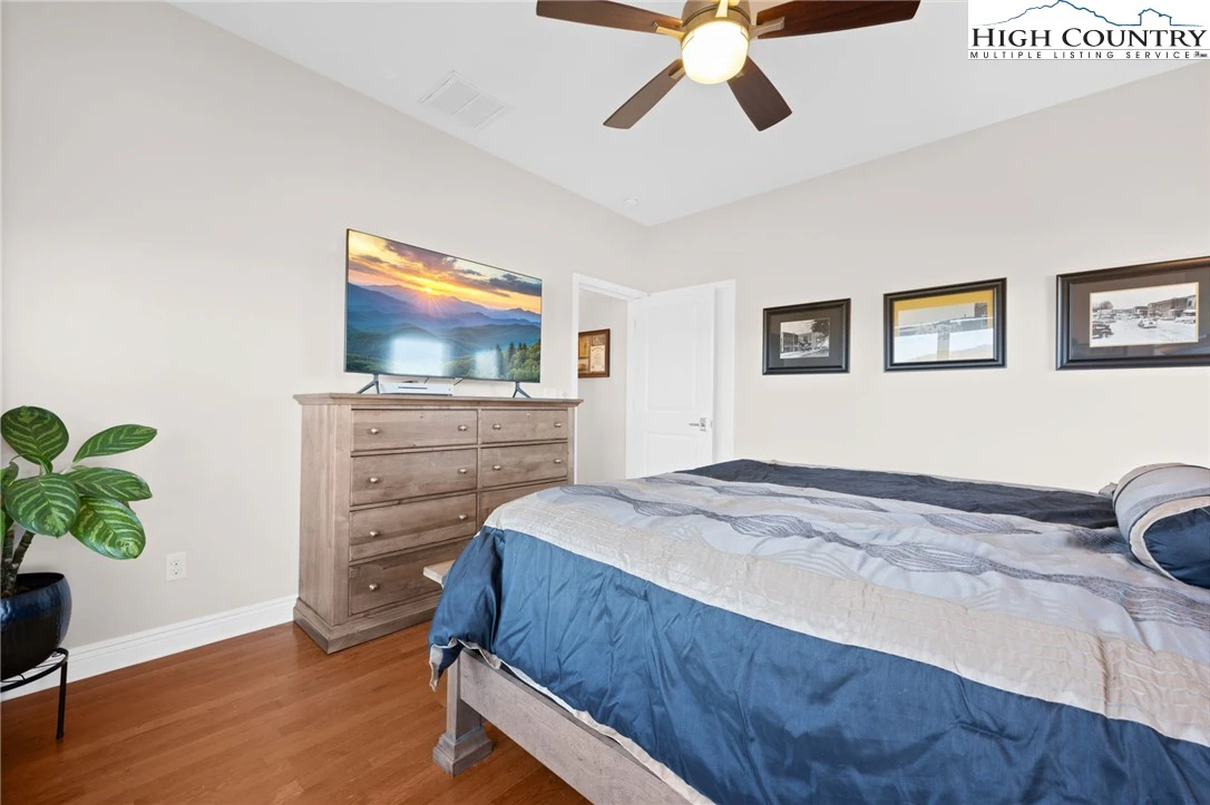 Image number 5 for the current listing