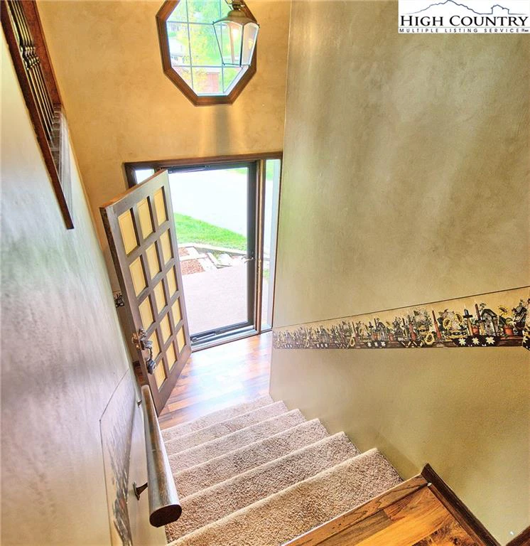 Image number 14 for the current listing