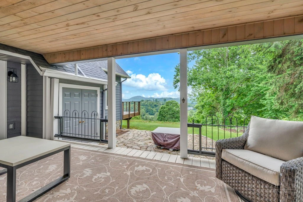 Image number 18 for the current listing