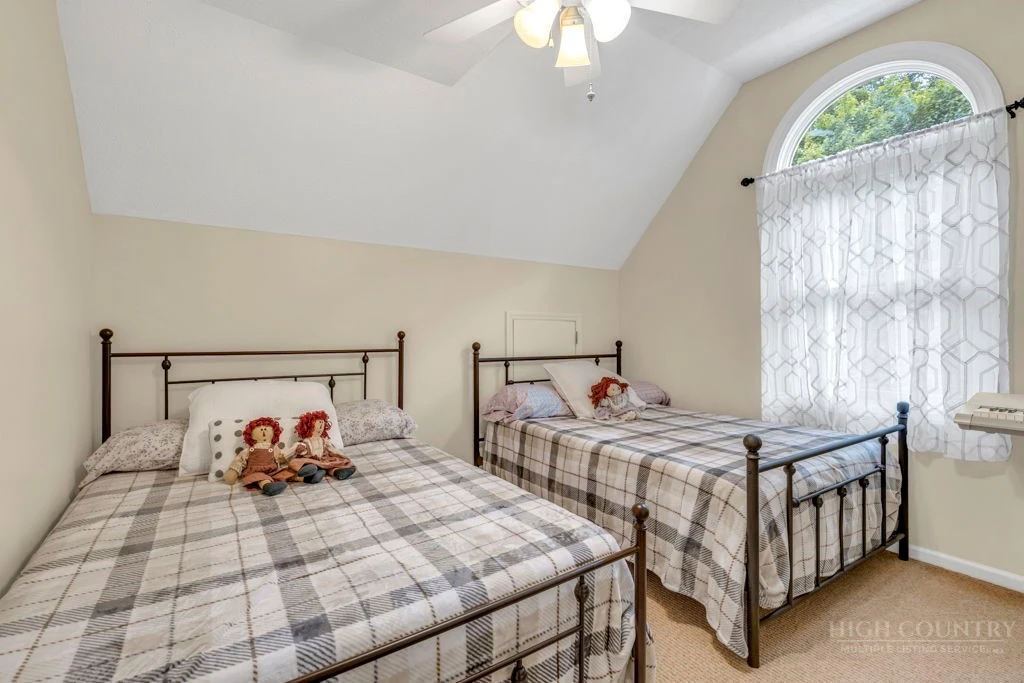 Image number 7 for the current listing