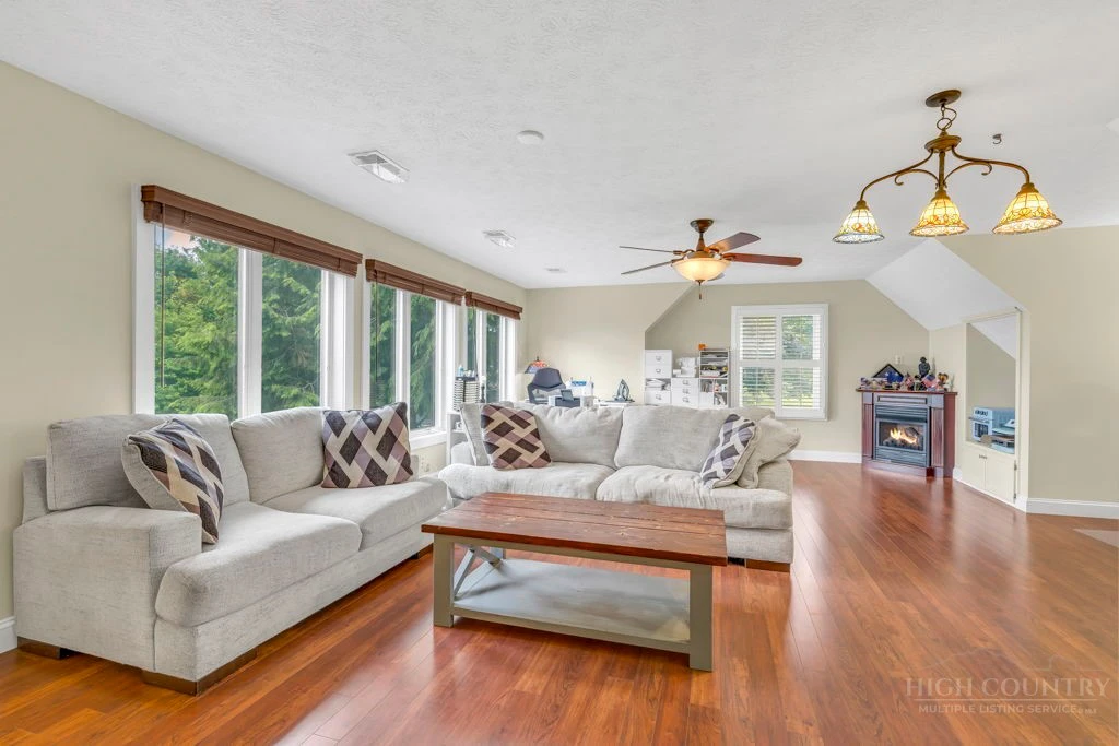 Image number 2 for the current listing
