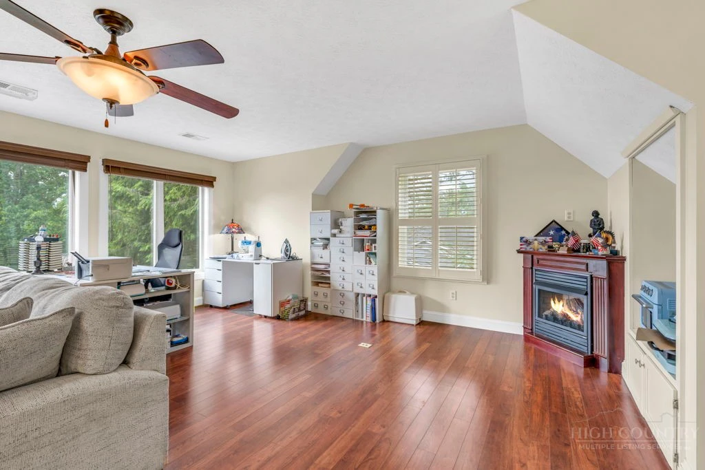 Image number 9 for the current listing