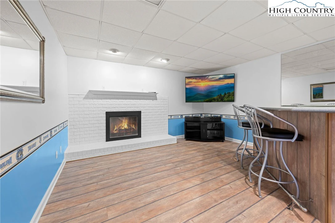 Image number 11 for the current listing