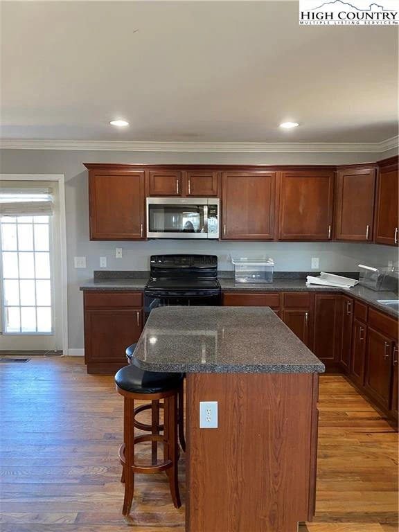 Image number 8 for the current listing