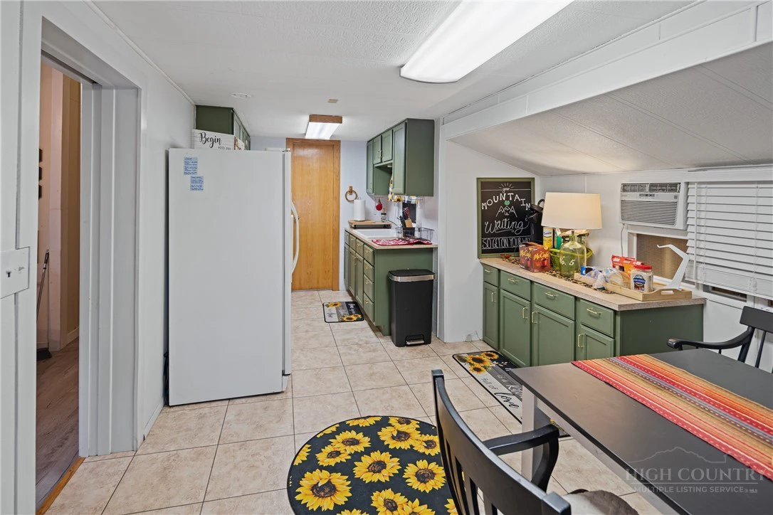 Image number 5 for the current listing