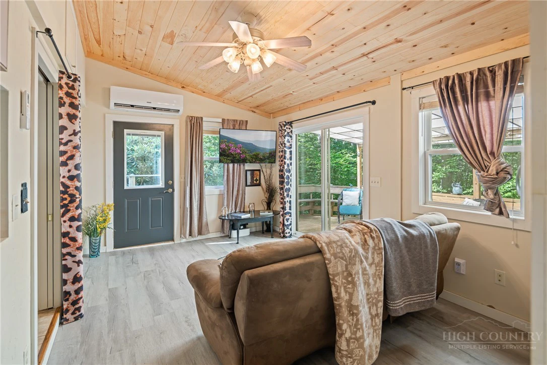 Image number 10 for the current listing