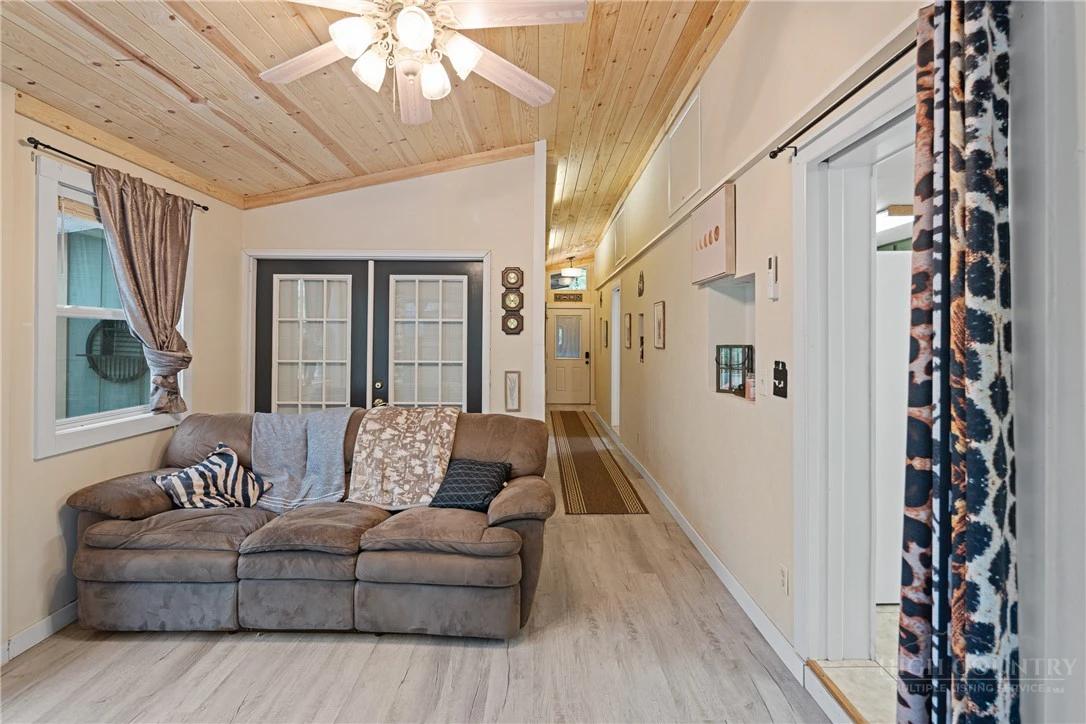 Image number 11 for the current listing