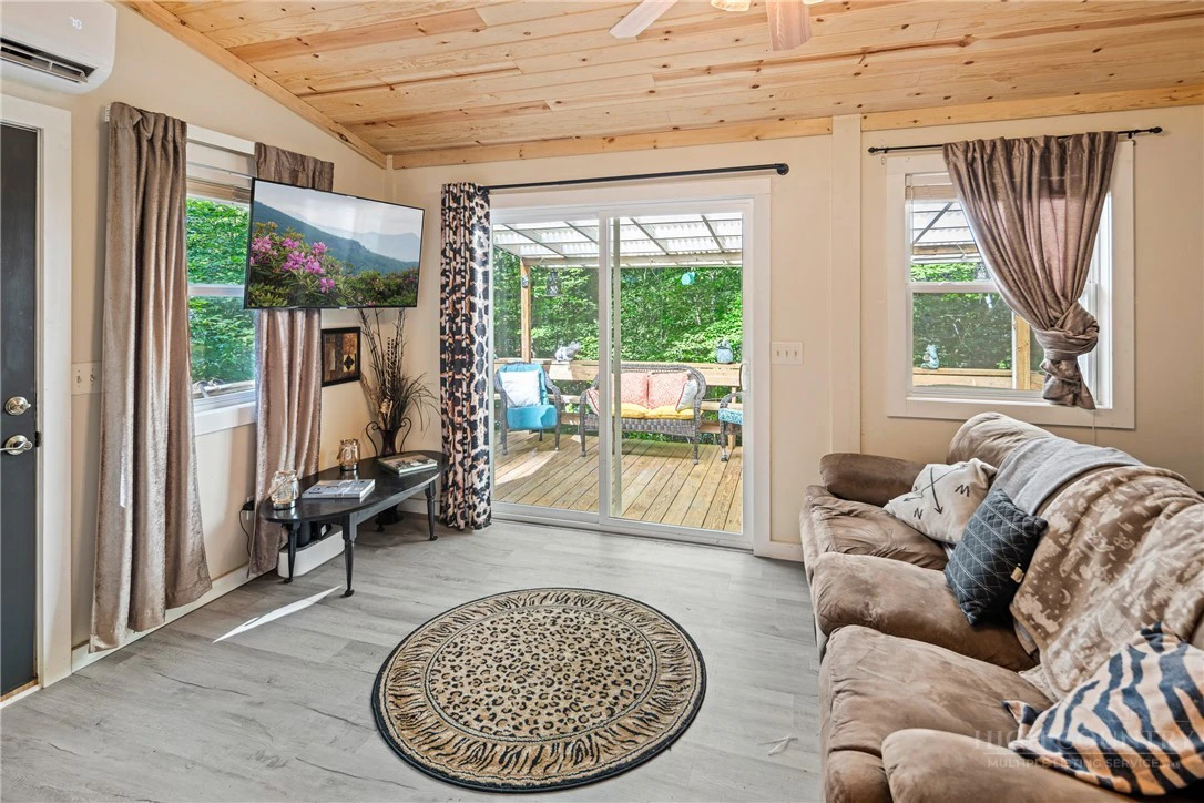 Image number 12 for the current listing