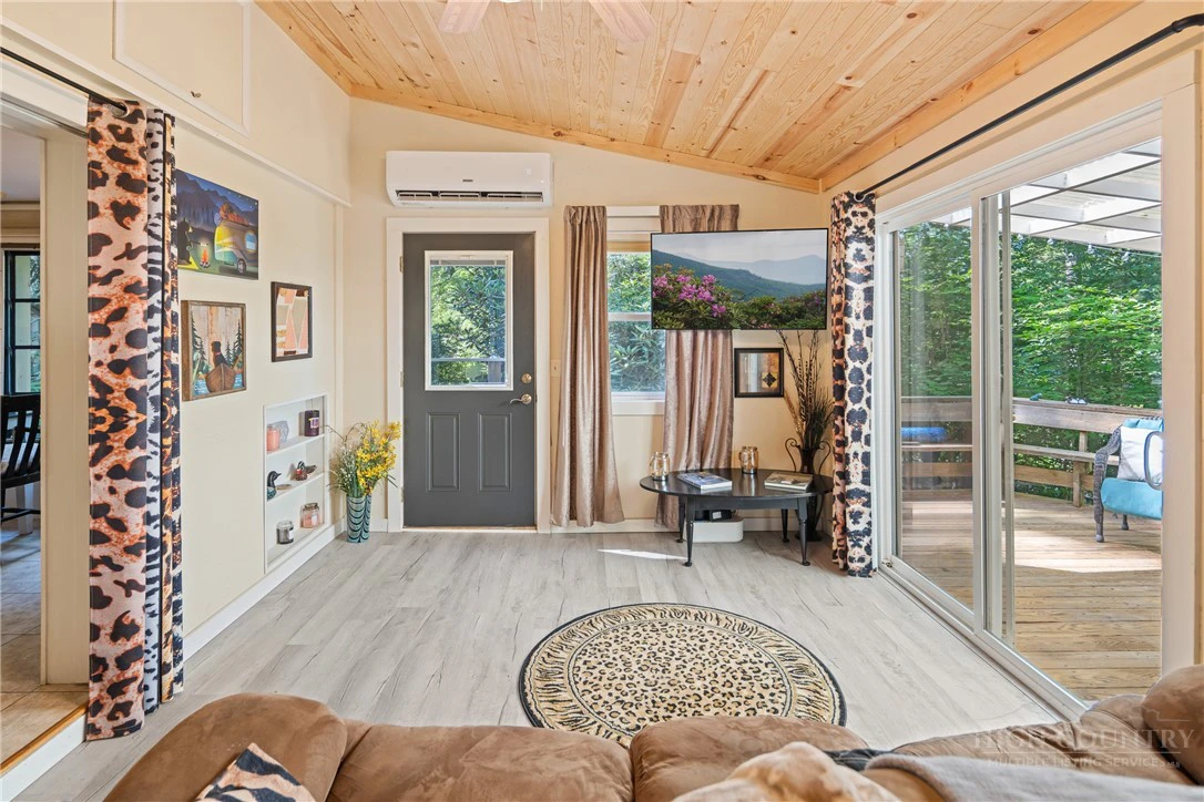 Image number 13 for the current listing