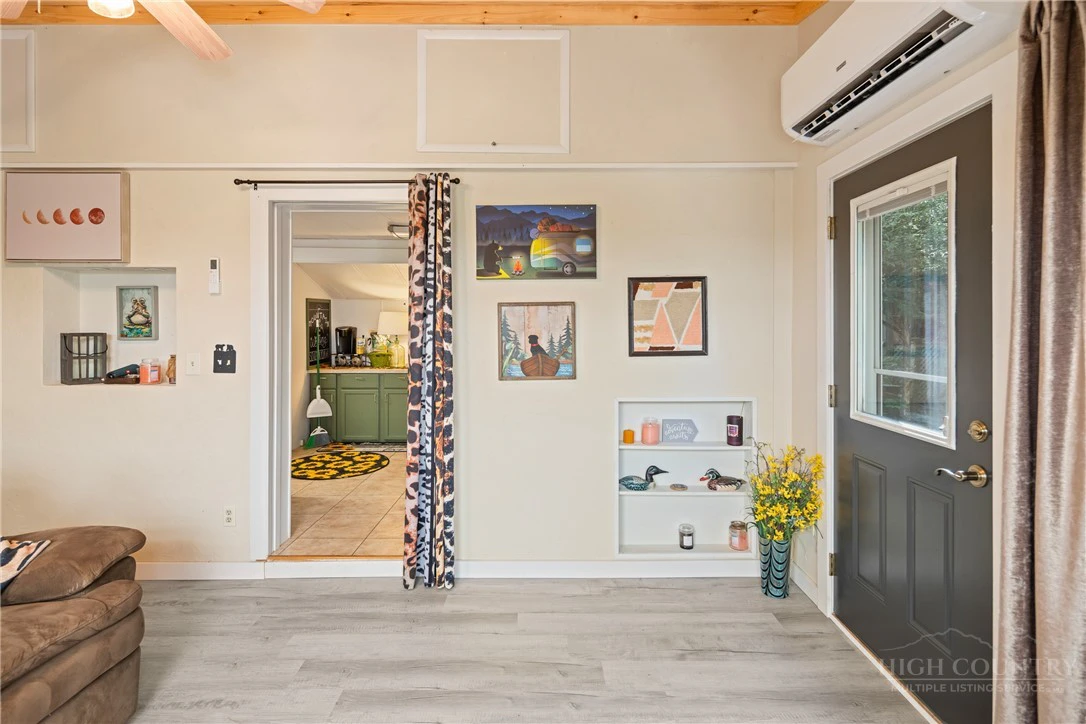 Image number 14 for the current listing