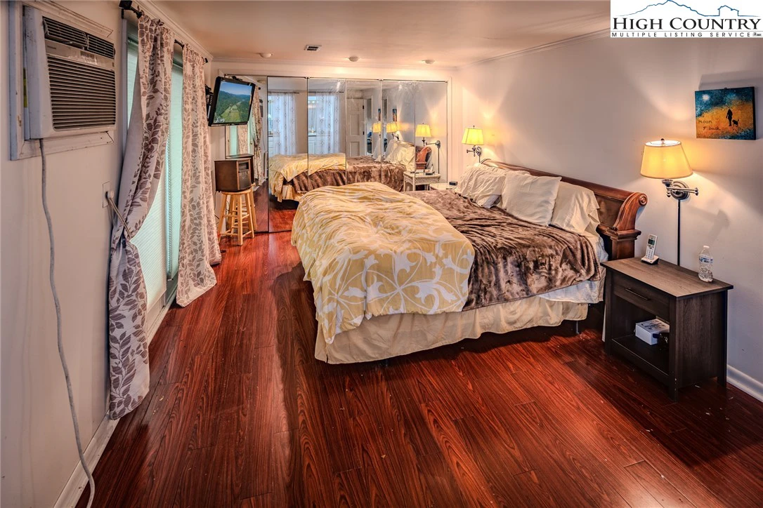 Image number 2 for the current listing
