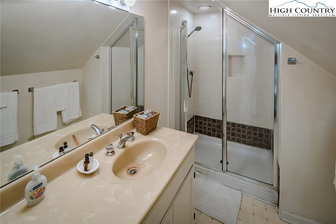 Image number 9 for the current listing
