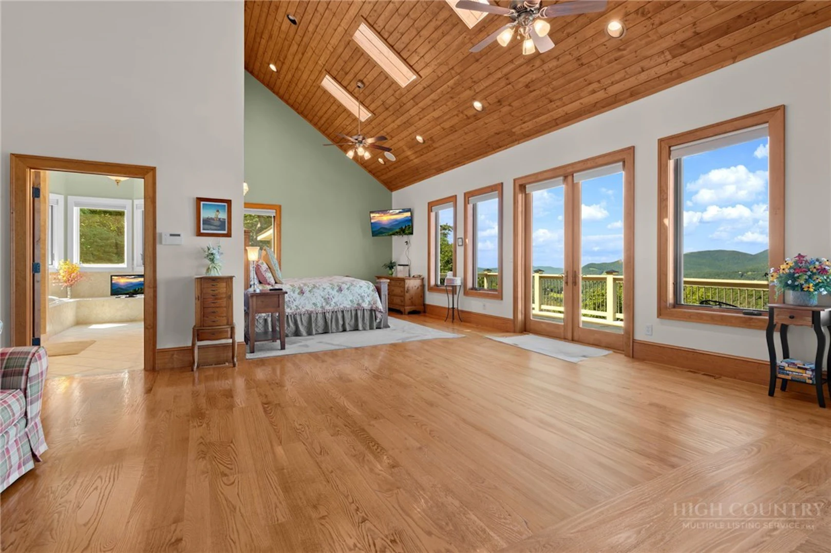 Image number 19 for the current listing