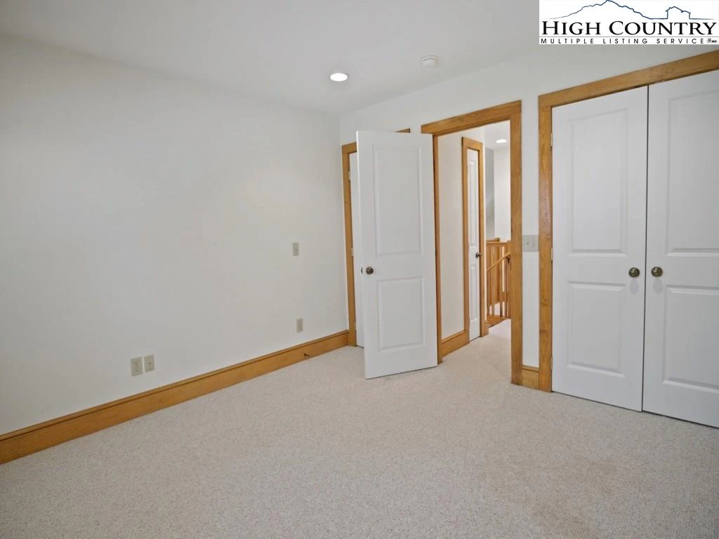 Image number 4 for the current listing