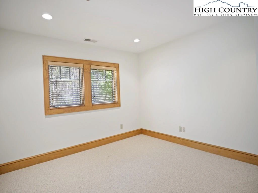 Image number 6 for the current listing