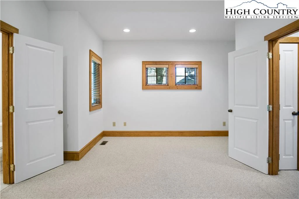 Image number 9 for the current listing