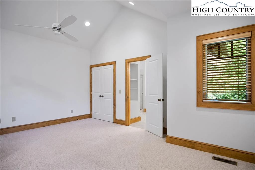 Image number 11 for the current listing