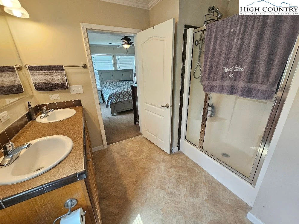 Image number 11 for the current listing