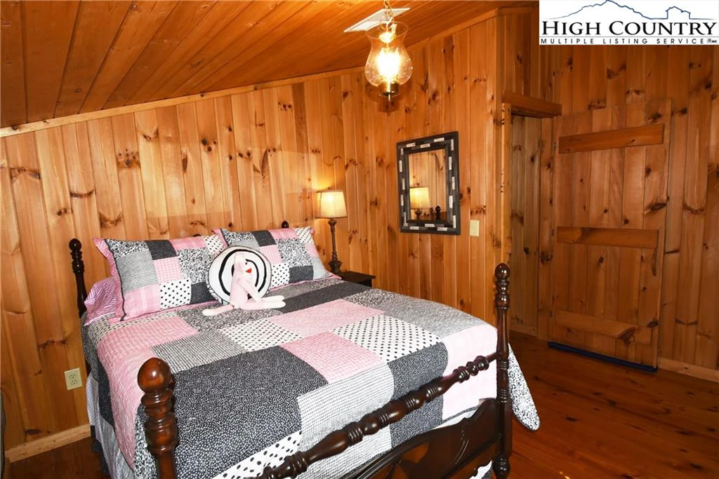 Image number 8 for the current listing