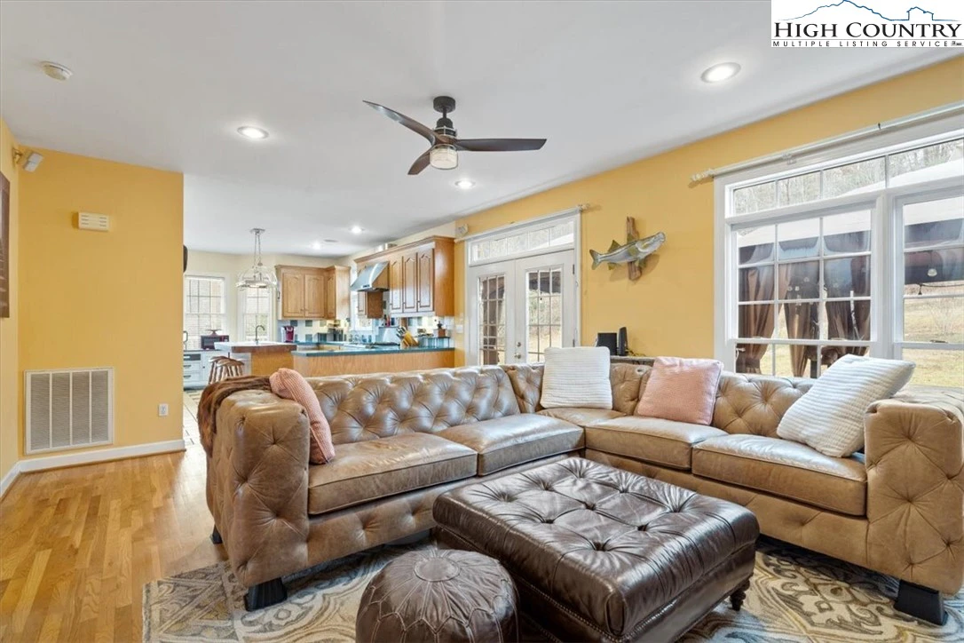 Image number 13 for the current listing