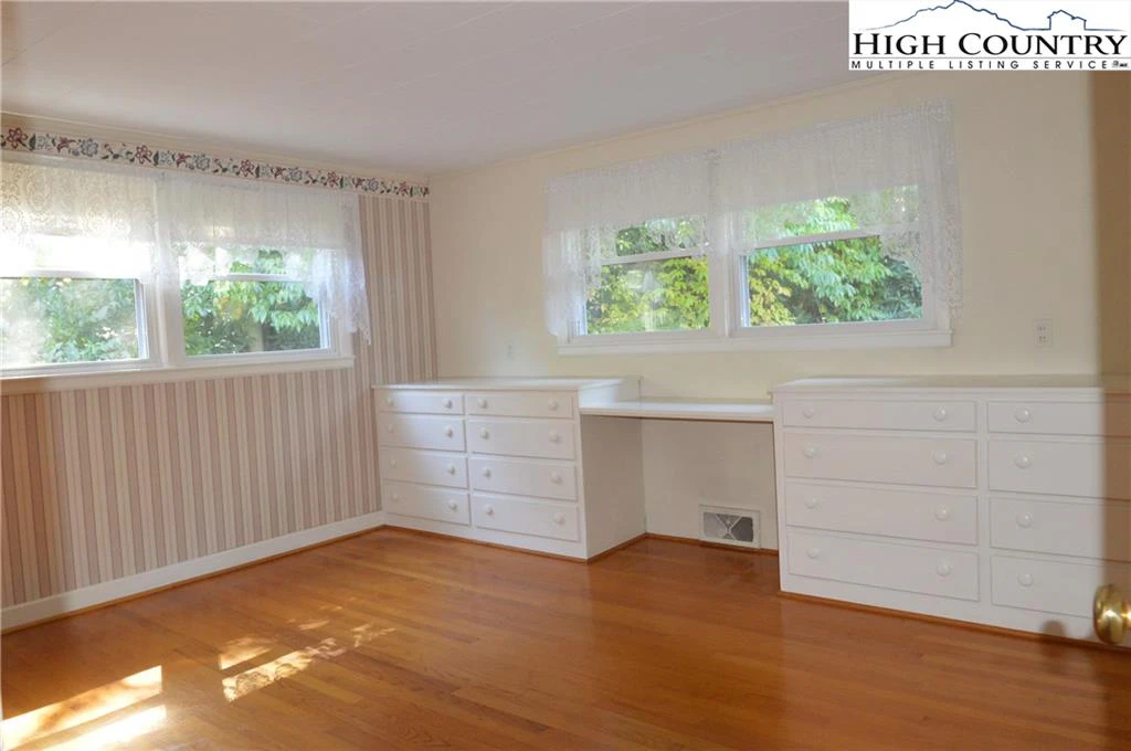Image number 13 for the current listing