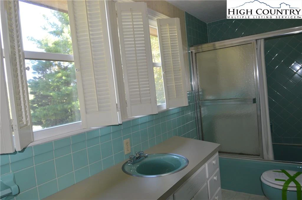 Image number 3 for the current listing