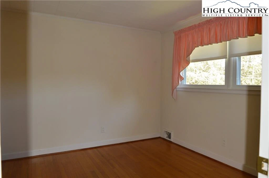 Image number 4 for the current listing