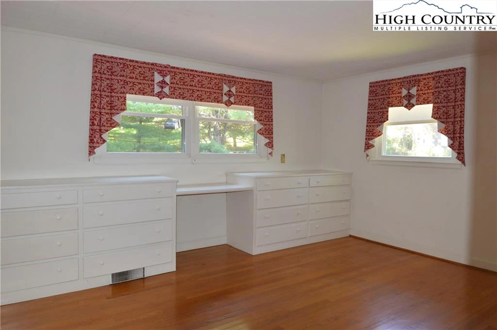 Image number 5 for the current listing