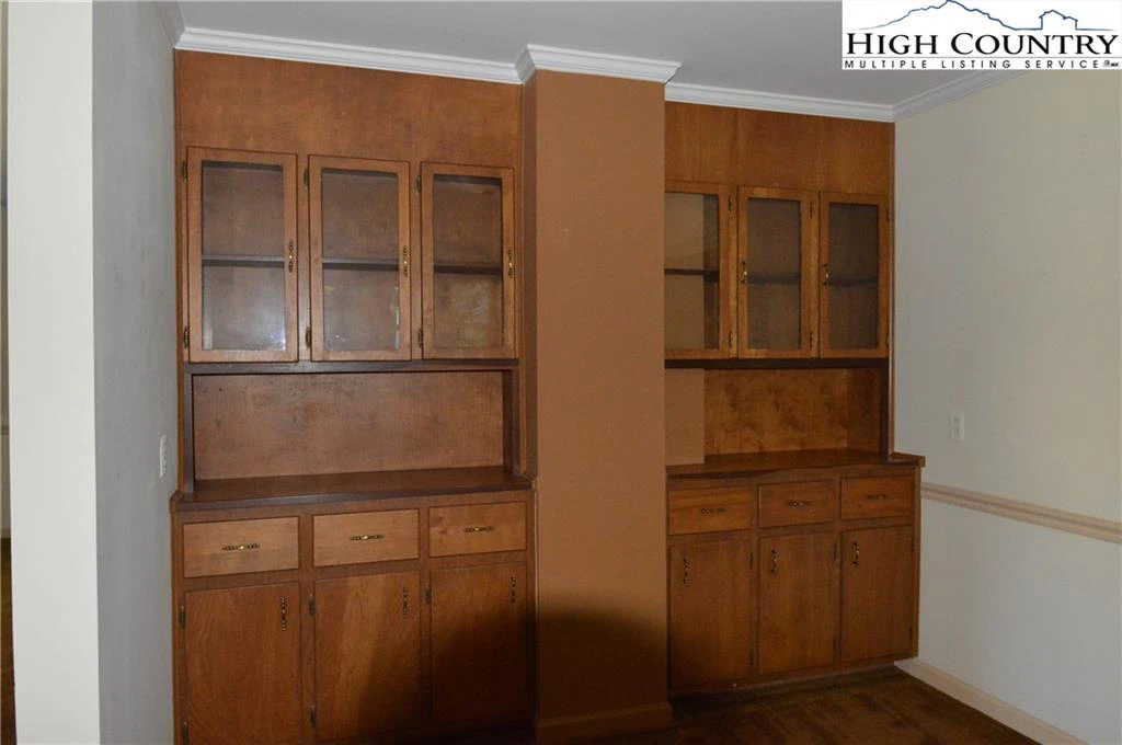 Image number 8 for the current listing