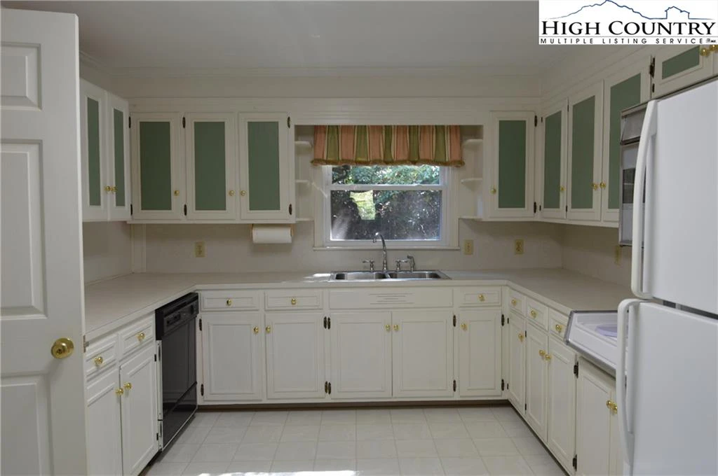 Image number 10 for the current listing