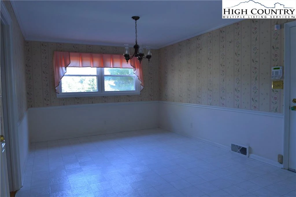 Image number 14 for the current listing