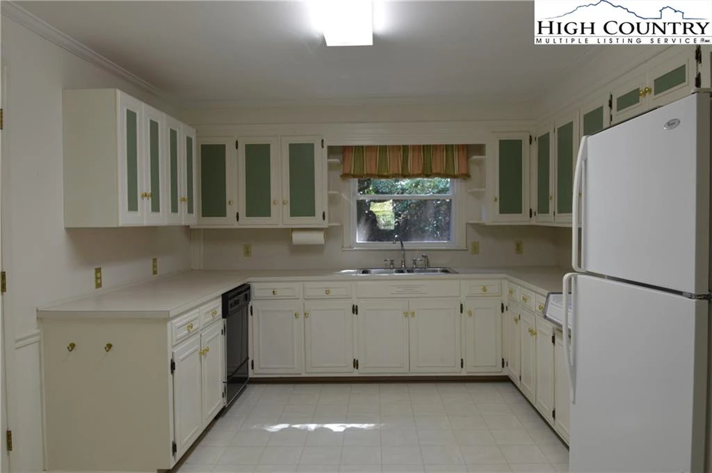 Image number 19 for the current listing