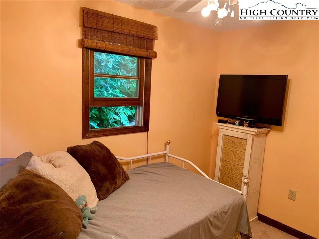 Image number 9 for the current listing