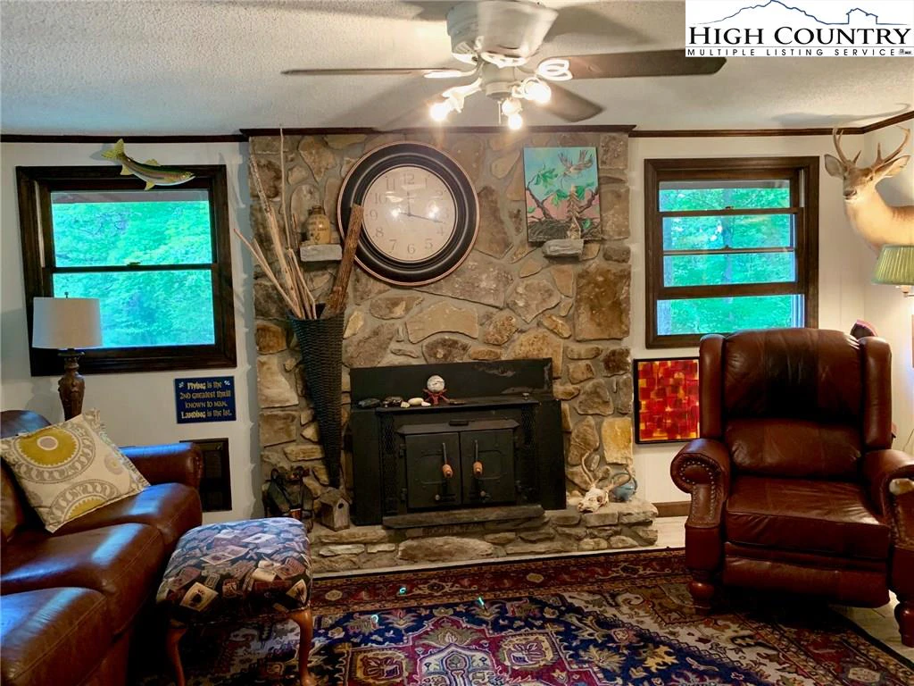 Image number 15 for the current listing