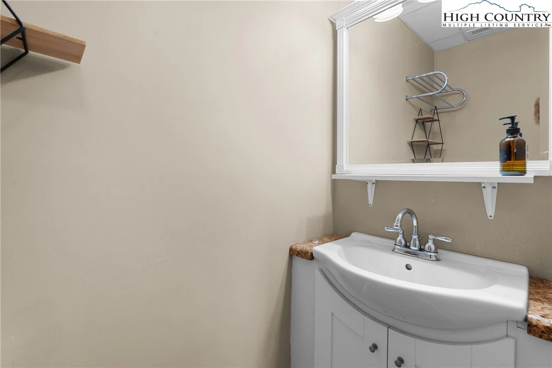 Image number 14 for the current listing