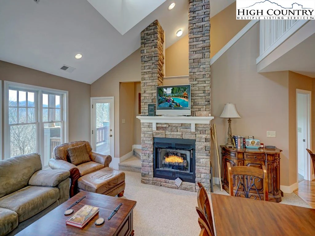 Image number 14 for the current listing
