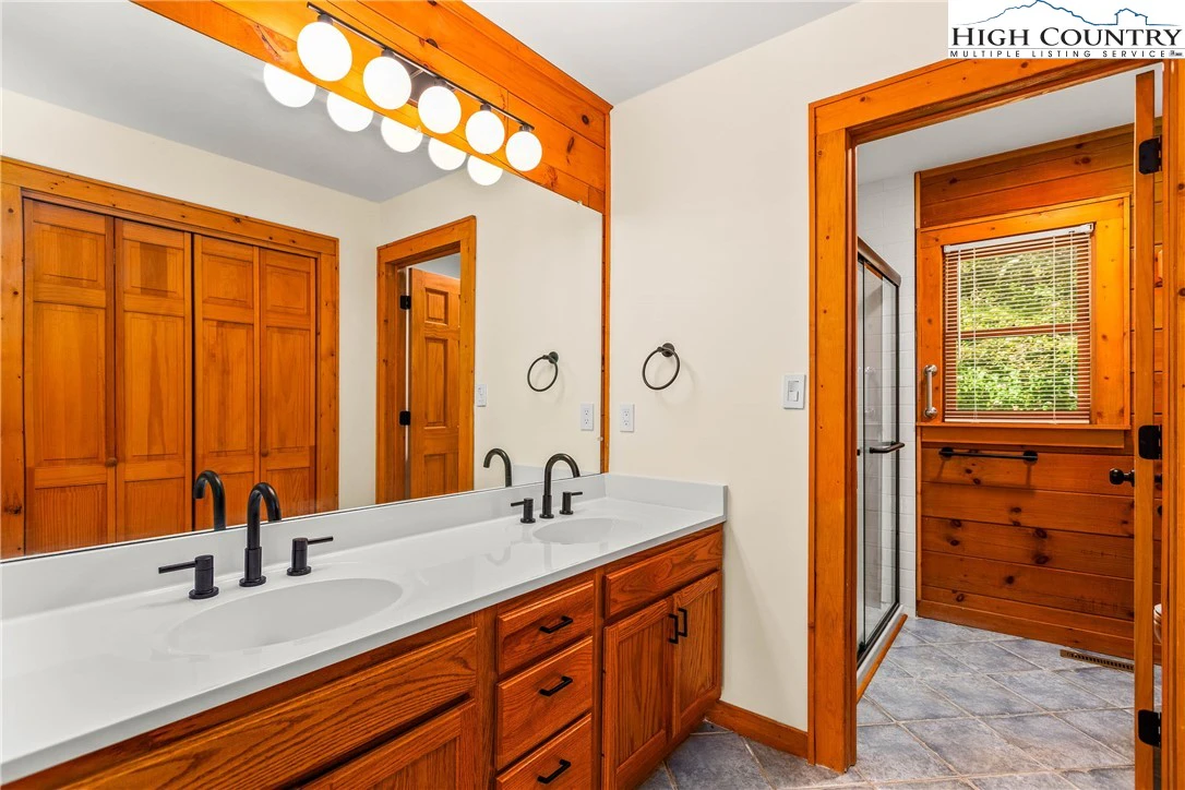 Image number 8 for the current listing