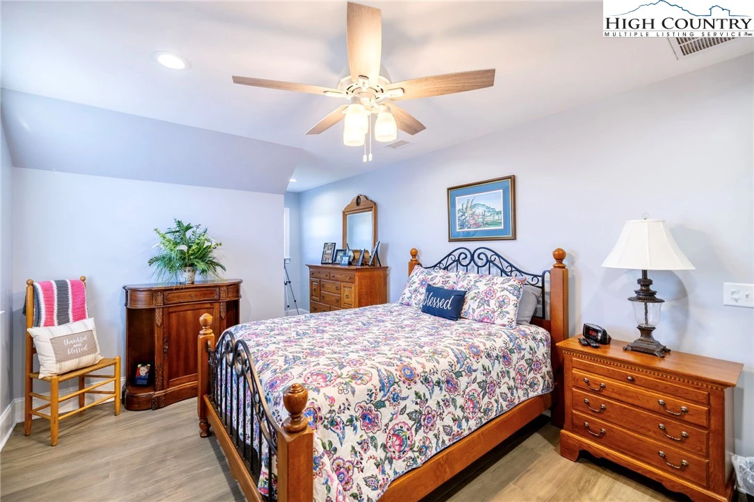Image number 8 for the current listing