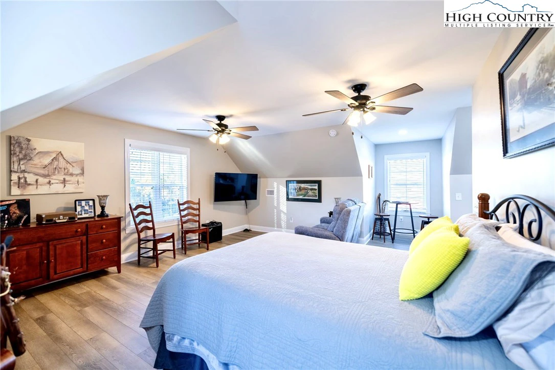 Image number 11 for the current listing