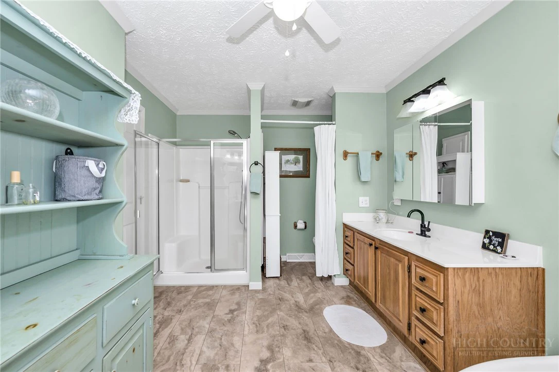 Image number 14 for the current listing