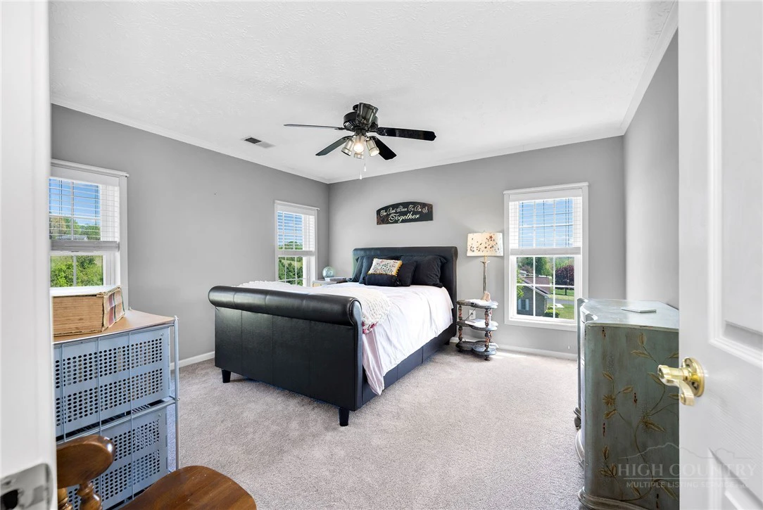 Image number 3 for the current listing