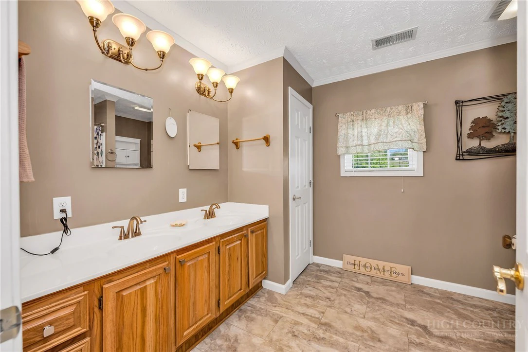 Image number 6 for the current listing