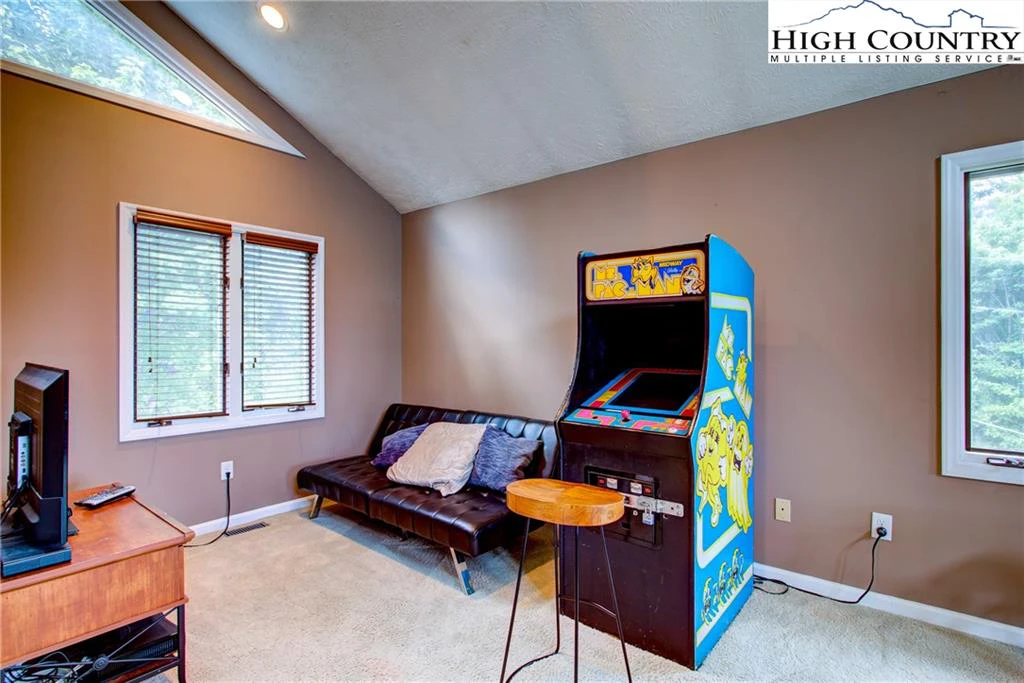 Image number 4 for the current listing