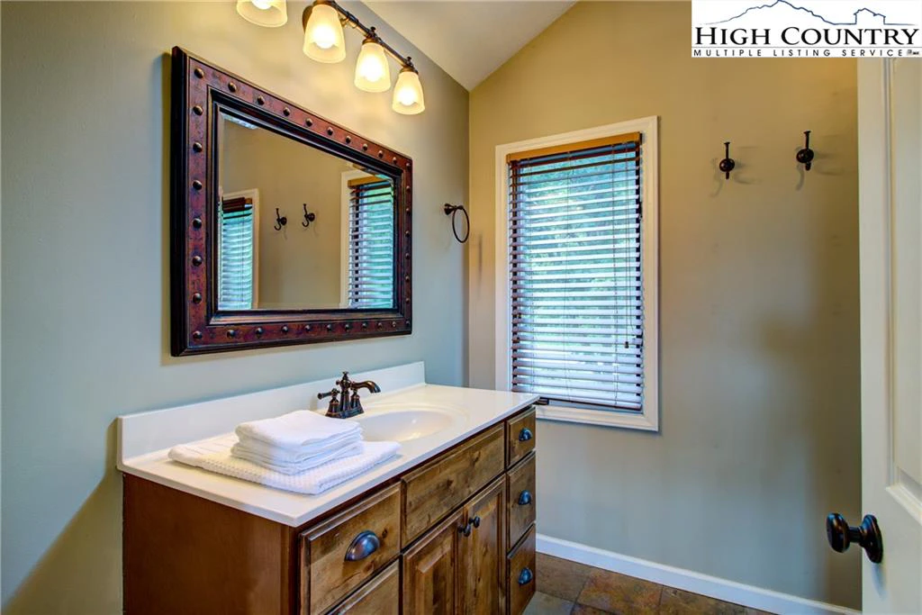 Image number 9 for the current listing