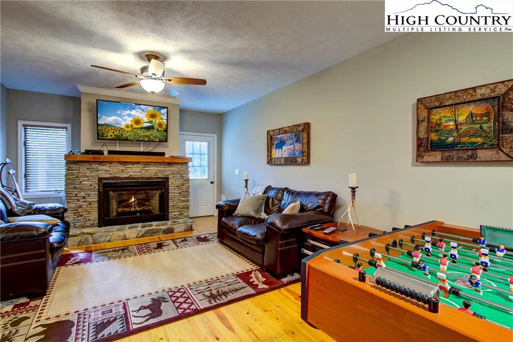 Image number 2 for the current listing