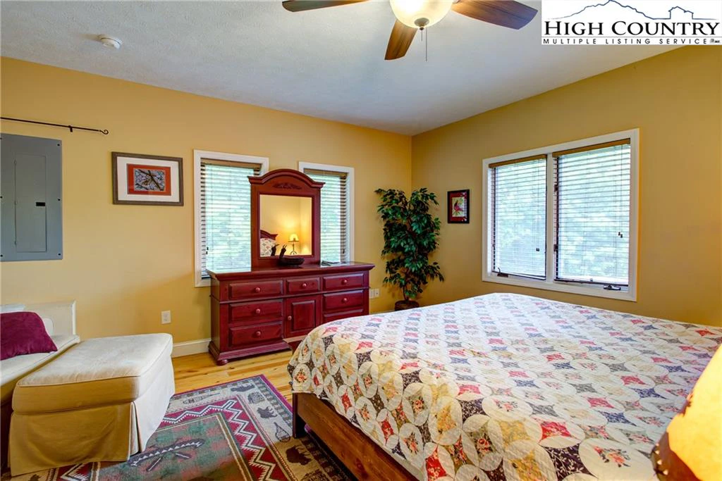 Image number 13 for the current listing