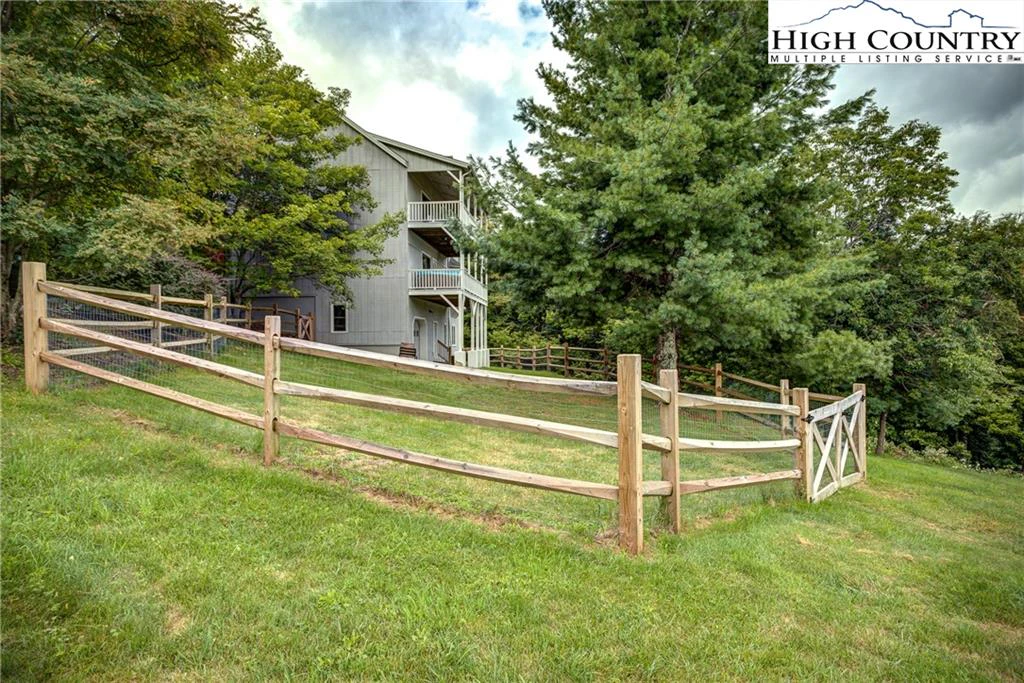 Image number 17 for the current listing