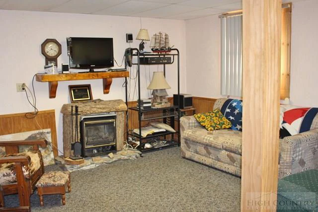 Image number 13 for the current listing