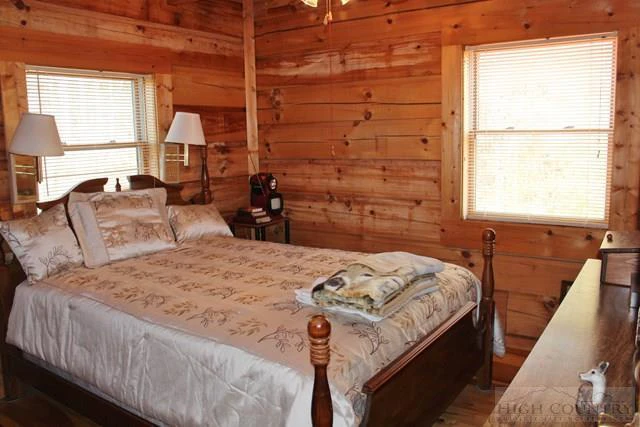 Image number 9 for the current listing